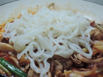 step6: 最後收湯汁時，將蒟蒻麵與剩的蔥段加入~~很快就可以入味囉