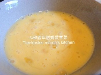 step6: 兩隻蛋、牛奶和鹽拌勻後，