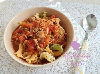 step5: 5. 將煮好既通粉分配好係大碗，倒入蕃茄濃湯，即成。