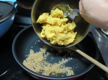 step4: 平底鑊落2湯匙菜油將砂糖,再落黃薯炒勻,將砂糖煮溶(試味,如覺得唔甜可再加砂糖)