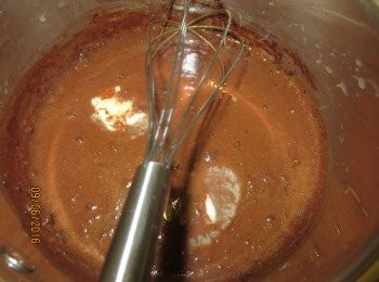 step1: 低筋粉 ，蘇打粉，雙倍發粉混合備用。
用低火將牛奶煮溫，離火加入糖攪拌至融化，然後再加入巧克力粉和牛油拌匀。