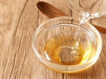 step4: 把蜜糖和水拌勻備用。