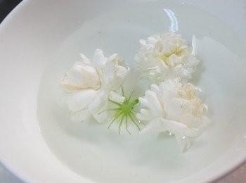 step1: 餡料的部分 
1.茉莉花泡水