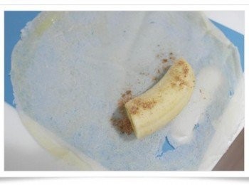 step4: 準備包香蕉囉~~~ 喜歡肉桂粉的朋友可以灑上喔^^" 然後就像包春捲一樣...給捲起來!!!