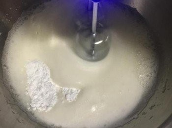 step7: 分3次倒入糖粉繼續打；
