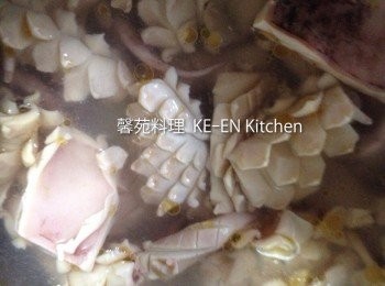 step3: 用滾水將魷魚燙熟取出（見魷魚捲曲就可）