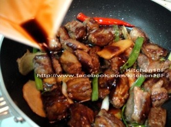 step5: 接著，倒進剩下的<span class="group_3">調味料</span>，並改成「大火」，先煮滾湯料，再撈除湯面浮沫雜物。