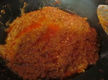 step4: 然后加入食油，小火翻炒辣椒糊至颜色变深色（约30-40分钟），这时的辣椒糊表面会有一层油。
加入asam水，盐和糖，继续煮5-10分钟。
冷却后，分小罐装，放入冰箱冷藏