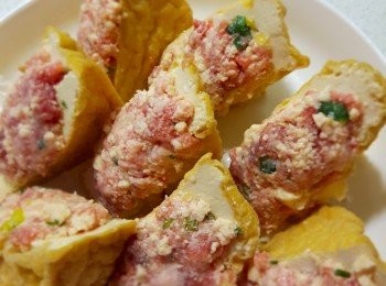 step4: 先在豆腐裡沾太白粉，再把絞肉塞飽