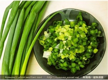 step6: 青蔥洗淨去根後，切成蔥花狀的大小。