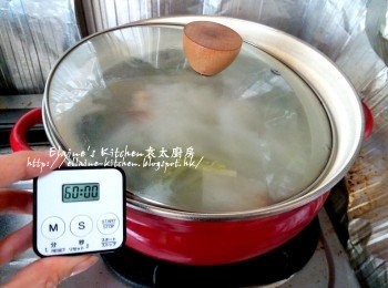 step4: 中火煲至微滾後拌勻繼續用中火煲15分鐘至滾起 , 蓋上蓋轉慢火煲1小時