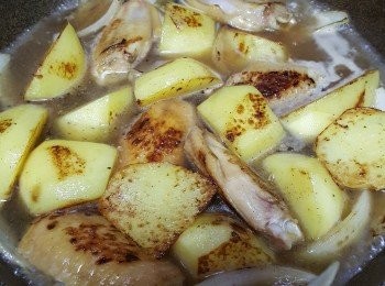 step3: 熱鑊下油加入洋葱炒香，放入<a href="https://bit.ly/3zHU5V3" target="_blank" data-keyword="雞翼" class="guide-link"><strong>雞翼</strong></a> <span style="display:inline-block;vertical-align:middle;margin-top:-3px;color:initial;border-radius:3px;padding:2px 3px;font-size:12px;line-height:14px;background:#87d300;color:#fff;">即買</span> 煎至兩面金黃，再加入薯仔，水，蠔油和老抽。