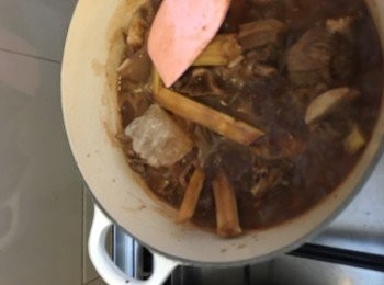 step2: 爆香薑及紅蔥頭，羊腩爆香，放入調味料及水(水要蓋過材料), 大滾後再放馬蹄及竹蔗，然後中細火煲1.5小時，放入枝竹煮多10分鐘，最後熄火焗15分鐘就完成