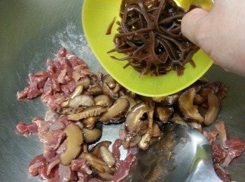 step9: 加入黑木耳炒勻