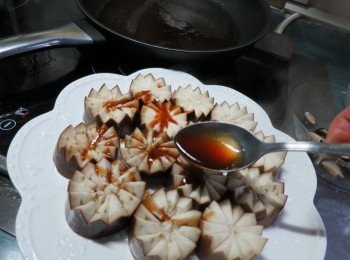 step4: 將煮到略為杰身的照燒汁平均淋上已經蒸淋身的茄子上