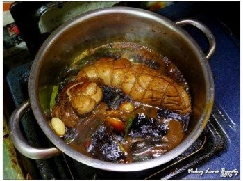 step7: 手工滷叉燒的滷製時間較久，過程建議以中小火，至少滷煮１個小時 而且滷製的過程中，要適時的加以翻面，使滷汁可以被肉卷吸收 一般也可以使用燉鍋的方式，滷製的時間就可以快很多哦！ 滷製完成後的手工滷叉燒，要先放在室溫到涼之後 再放入可上蓋的保鮮盒放至冰箱冷藏至隔夜