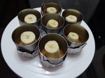 step7: 取出餅模， 放進小段的香蕉 (度比餅模低至少半吋)