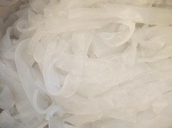 step1: 粉皮切條，用滾水灼熟，然後沖凍水備用。