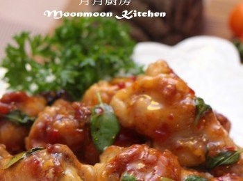 step5: 先撈起瀝油，再回鑊，加入泰式雞醬及金不換兜勻即成。