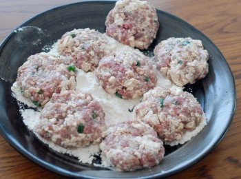 step3: 然後將肉餅沾滿麵粉