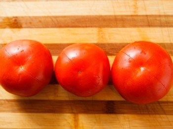 step1: 首先將用刀子在蕃茄上畫上淺淺的十字。