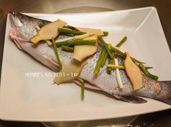 step2: 等鍋中的水燒開以後，在魚上方放上薑片很蔥段，並用中大火蒸10分鐘(魚肉熟透)。