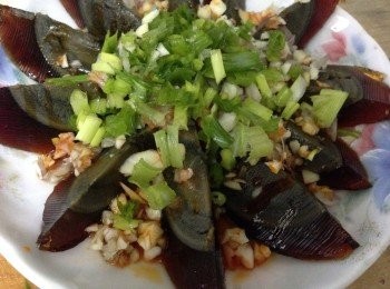 step3: 將所有香料舖上皮蛋上，加入豉油，浙醋、紅辣椒油，麻油拌勻灑上炒過的芝麻便可上桌享用