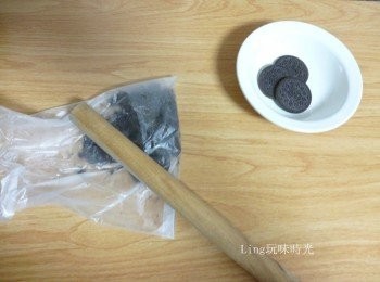 step2: 取7片餅乾放入塑膠袋敲碎，再桿成粉狀；其餘3片對折成6小片備用