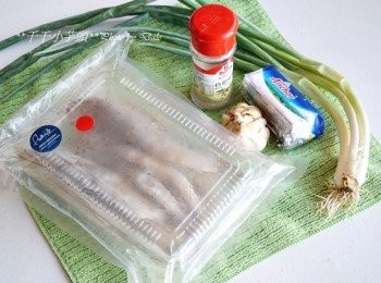 step1: 《奶油蒜香蝦》準備材料如下

現撈急凍海蝦一盒(10隻)

青蔥 3支

蒜頭 1粒

有鹽奶油 約20g

白胡椒粉 適量