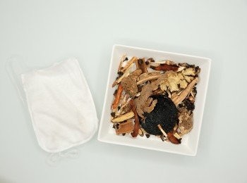 step2: 燒酒蝦(雞)的中藥材可在大賣場購買現成品或到中藥店購買調配。烹煮時可用專用棉布裝入中藥材。