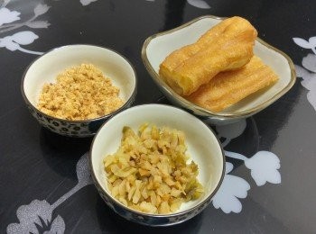 step1: 準備： 糯米用室溫水浸3小時 ／ 榨菜絲沖水 (沖去醃汁)，抹乾切粒備用 ／ 油條切成約3吋小段