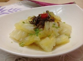 step3: 醬汁：XO醬、干貝醬油、糖丶香油、辣椒末、薑絲 淋上醬汁、撒上香菜末