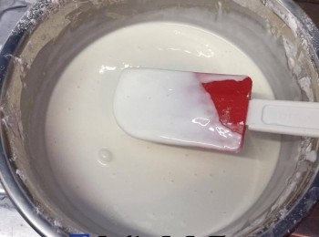 step5: 把粘米粉及鷹栗粉過篩，加入浸冬菇及瑤柱水（約350豪升）混合成漿。