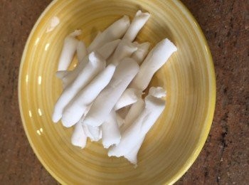 step2: 2)這時可以煮湯底, 材料切粒爆香蝦米加入冬菇及一半菜脯再加入2碗水慢火煮