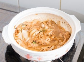 step9: 贊入紹興酒，炒勻。