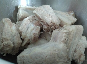 step1: 骨先汆水備用。