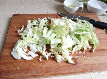 step1: 椰菜洗淨切絲 , 放入水中蓋上蓋煮1分鐘至軟身後盛起