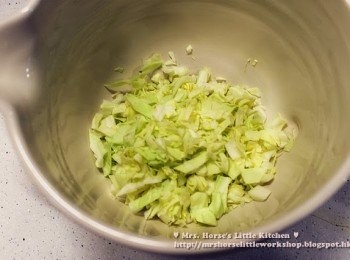 step1: 椰菜切成小丁備用