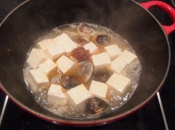 step6: 加入豆腐及高湯燴煮,再以海鹽和XO干貝醬及胡椒粉做調味。