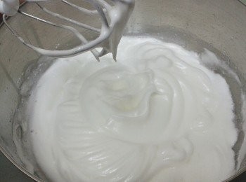 step4: 繼續以中速打發兩至三分鐘，蛋白開始呈乳霜狀