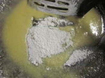 step4: 煮蔾麥的同時來炒<span class="group_5">白醬</span>:放奶油以小火融化後倒入麵粉拌勻