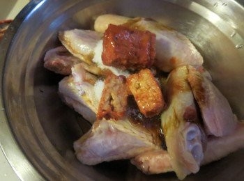 step1: <a href="https://bit.ly/3zHU5V3" target="_blank" data-keyword="雞中翼" class="guide-link"><strong>雞中翼</strong></a> <span style="display:inline-block;vertical-align:middle;margin-top:-3px;color:initial;border-radius:3px;padding:2px 3px;font-size:12px;line-height:14px;background:#87d300;color:#fff;">即買</span> 洗凈抹乾水份。
混合醃料，塗勻<a href="https://bit.ly/3zHU5V3" target="_blank" data-keyword="雞中翼" class="guide-link"><strong>雞中翼</strong></a> <span style="display:inline-block;vertical-align:middle;margin-top:-3px;color:initial;border-radius:3px;padding:2px 3px;font-size:12px;line-height:14px;background:#87d300;color:#fff;">即買</span> 醃三小時或以上。