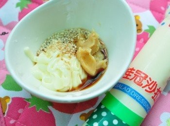 step2: <span class="group_2">味噌醬沙拉醬</span>製作: 桂冠沙拉+味噌+薄鹽醬油+白芝麻 拌勻