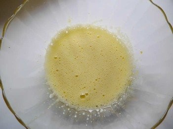 step2: a.蛋黃與糖打發呈乳白狀。
