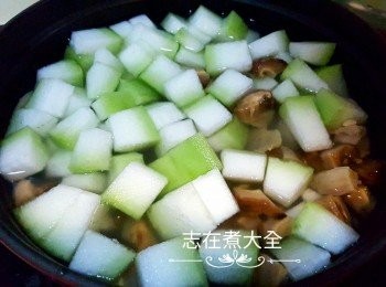 step2: 將所有材料加入水中，水滾後小火煲1小時即可享用