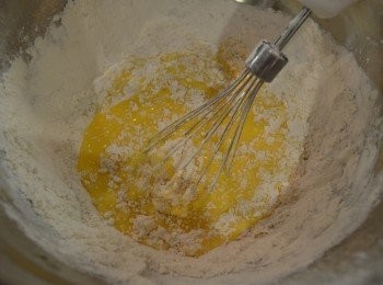 step4: 接著放入已過篩的麵粉和泡打粉充分攪拌至滑潤狀態。