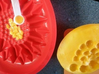 step1: A-芒果啫喱面:
芒果用細量羹起一粒粒肉放於模內