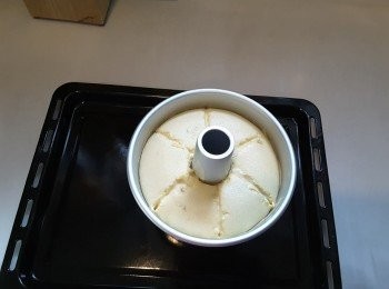 step12: 預熱焗爐160度15分鐘。放入焗爐10分鐘後取出，用刀在表面平均幾度痕（不也可），再放回焗爐，此時調至150度焗45分鐘（參考），出爐前用竹籤插入蛋糕內，沒有糊帶出便代表熟透，相反要再焗多5分鐘再試。