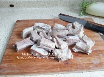 step4: 放入羊肉蓋上蓋出水10分鐘後盛起切細件