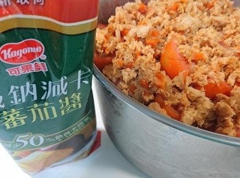 step3: 於步驟2的糙米上，舖上冷凍豌豆、冷凍熟黃豆、切塊蕃茄和蔬菜鮪魚罐頭後，淋上蕃茄醬，放入電鍋，外鍋放2杯水，蒸煮1小時。